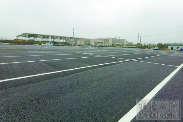 湘潭火車站南廣場公交站場修葺一新，只等公交車輛入駐。（記者 譚濤 攝）