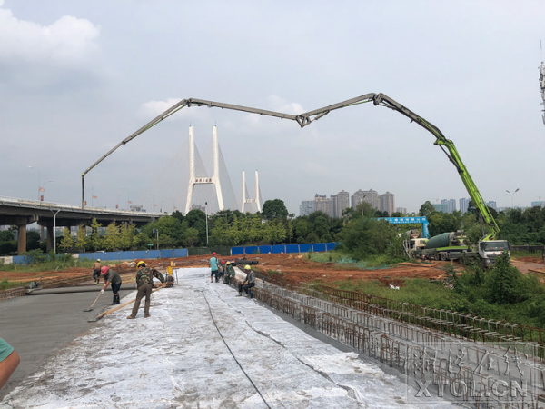三大橋河?xùn)|匝道建設(shè)工程完成南北匝道橋面鋪筑。