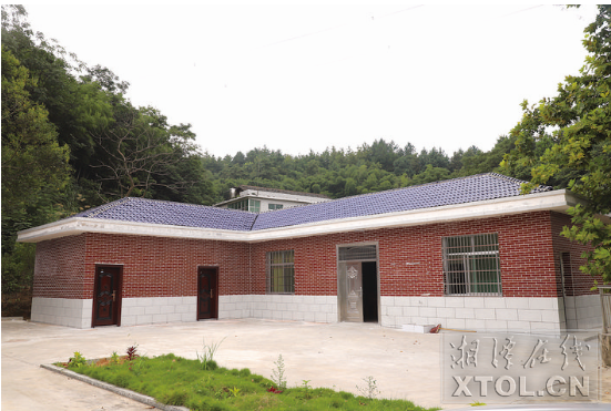 加大對(duì)對(duì)口幫扶村的基礎(chǔ)設(shè)施建設(shè)和產(chǎn)業(yè)幫扶資金支持。圖為湘鄉(xiāng)市月山鎮(zhèn)紅日村新修建的組織活動(dòng)場(chǎng)所。