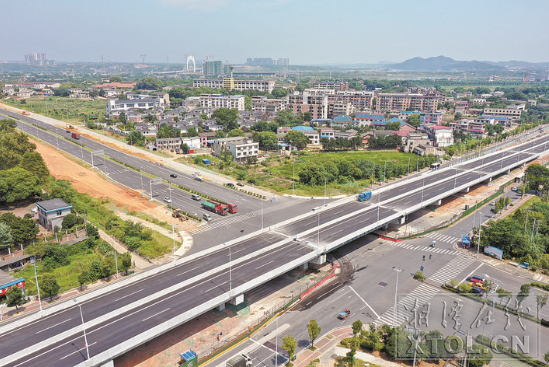昭華跨線橋主橋竣工。（記者 方陽 攝）