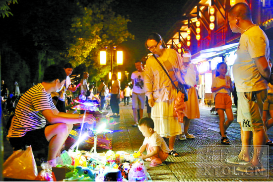 夜晚的窯灣燈火通明非常熱鬧，許多市民在這里散步、購物。（記者 羅韜 攝）
