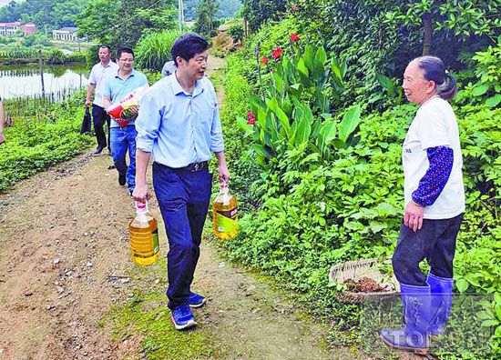 “戶幫戶親幫親，互助脫貧奔小康”，開展走訪慰問。