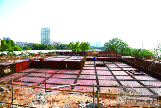 湘江河東風光帶二期公園配套服務設施（城發(fā)晴溪）項目正進行地下室基礎施工。（羅韜 攝）