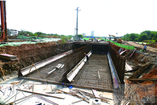 愛勞渠黑臭水體基礎治理工程正進行低排閘箱涵澆筑。（羅韜 攝）
