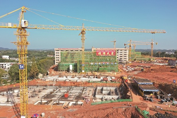 湘潭大學(xué)附屬實(shí)驗(yàn)學(xué)校項(xiàng)目火熱建設(shè)中。（方陽  攝）(1).jpg