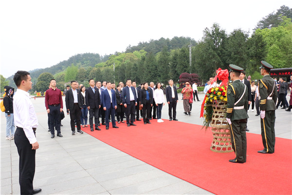 城發(fā)集團參學(xué)人員整齊列隊，瞻仰毛澤東銅像，敬獻花籃。.JPG