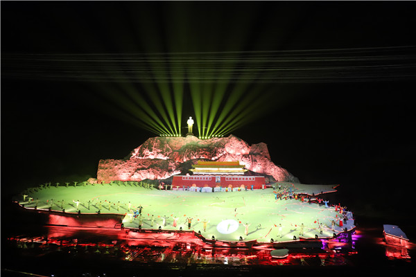 城發(fā)集團參學(xué)人員觀看紅色實景演出《中國出了個毛澤東》。.JPG