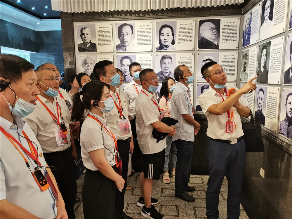 學員們在北山革命烈士陵園認真聽老師講黨史故事。_副本.jpg