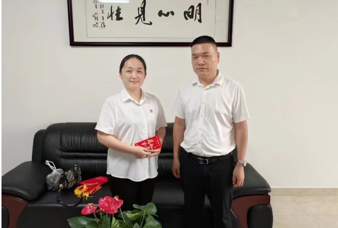第14張：集團(tuán)黨委委員、副總經(jīng)理黃立新慰問城發(fā)交運(yùn)集團(tuán)困難黨員張岱.jpg