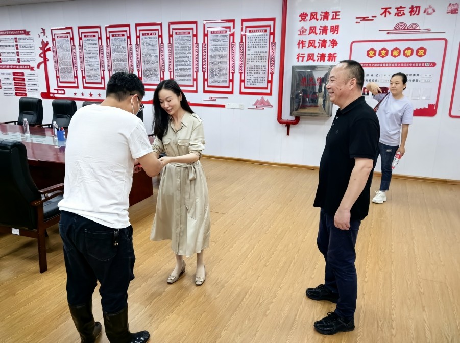 第12張：集團(tuán)黨委委員、總會(huì)計(jì)師王維慰問城發(fā)紅旅集團(tuán)困難黨員唐文城.jpg