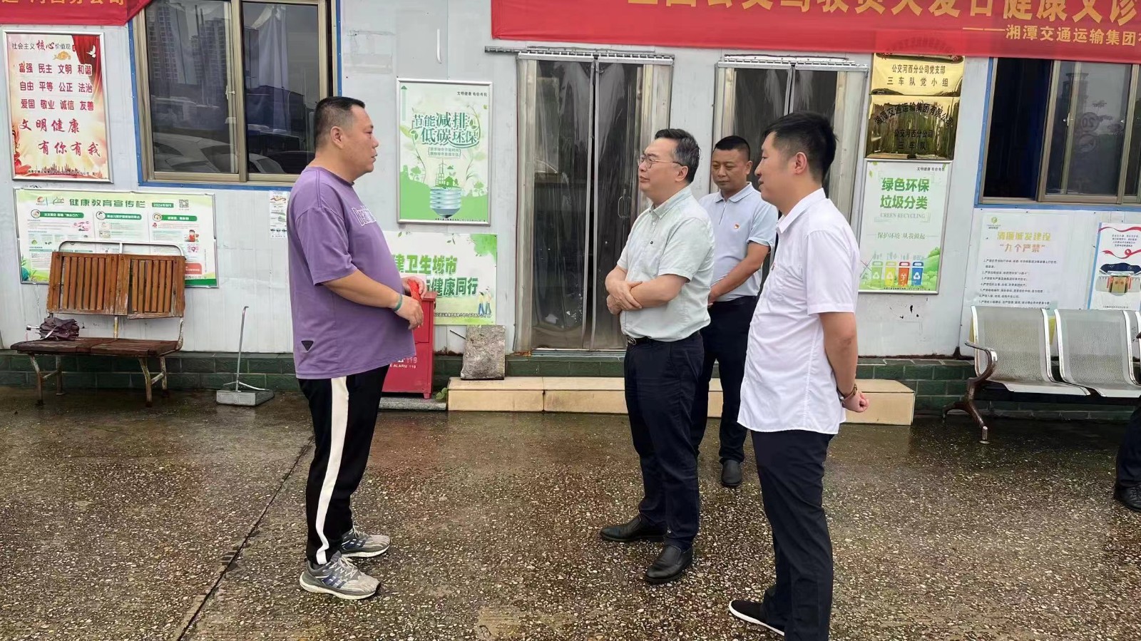 第6張：集團(tuán)黨委副書記、工會(huì)主席梁真慰問城發(fā)交運(yùn)集團(tuán)困難黨員易賽峰.jpg