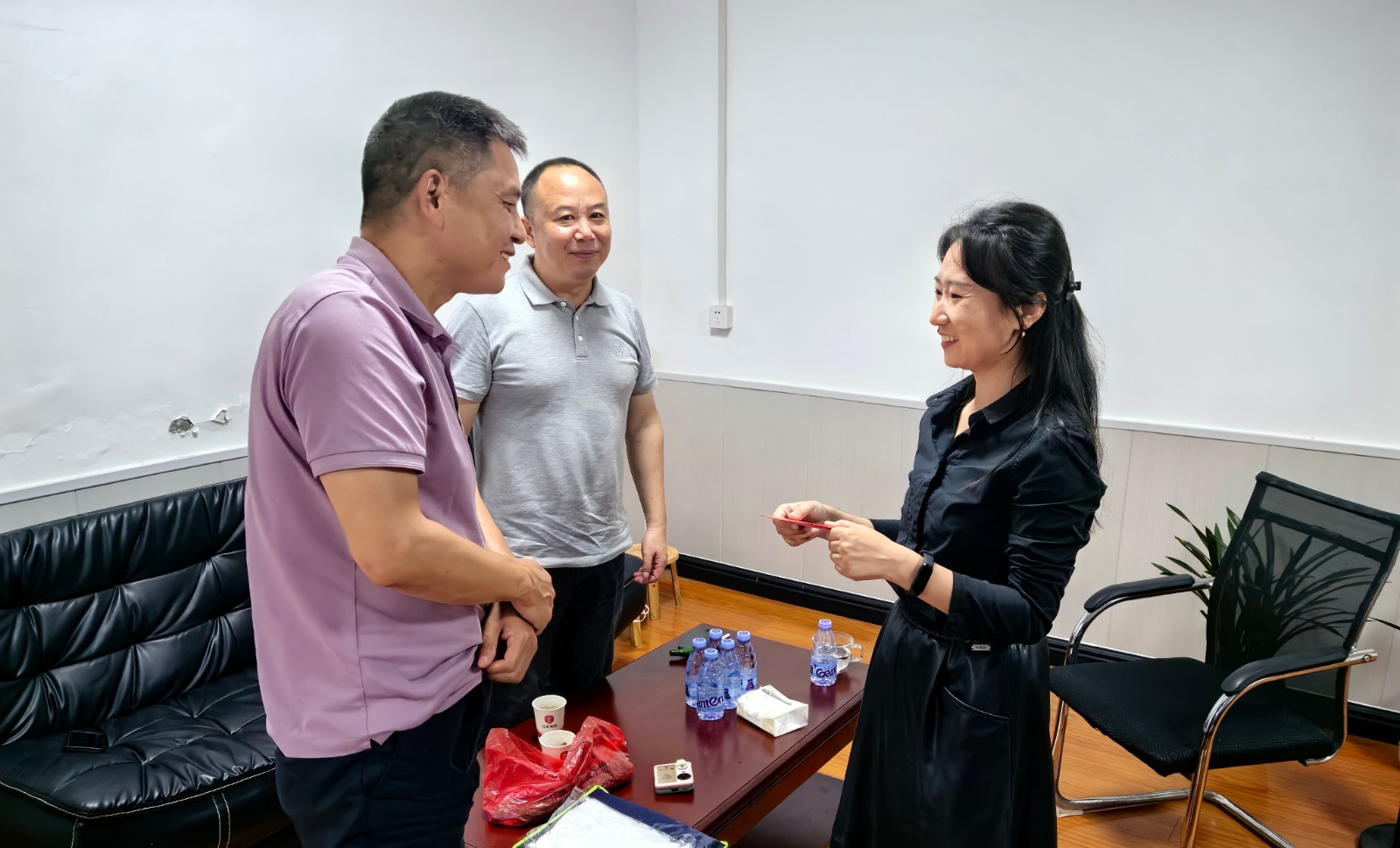 第15張：l集團(tuán)黨委委員、副總經(jīng)理王湘雷慰問城發(fā)紅旅集團(tuán)困難黨員戴靈芝.jpg