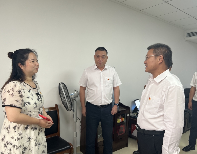 第4張：集團(tuán)黨委書記、董事長(zhǎng)周俊文慰問城發(fā)科技集團(tuán)困難黨員彭煒麗.jpg